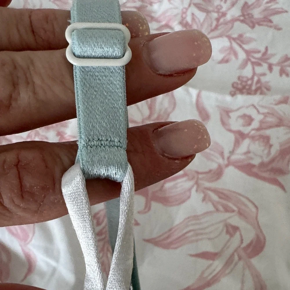 Victoria's Secret Pastel Lace Push Up Bra - Picture 4 of 9